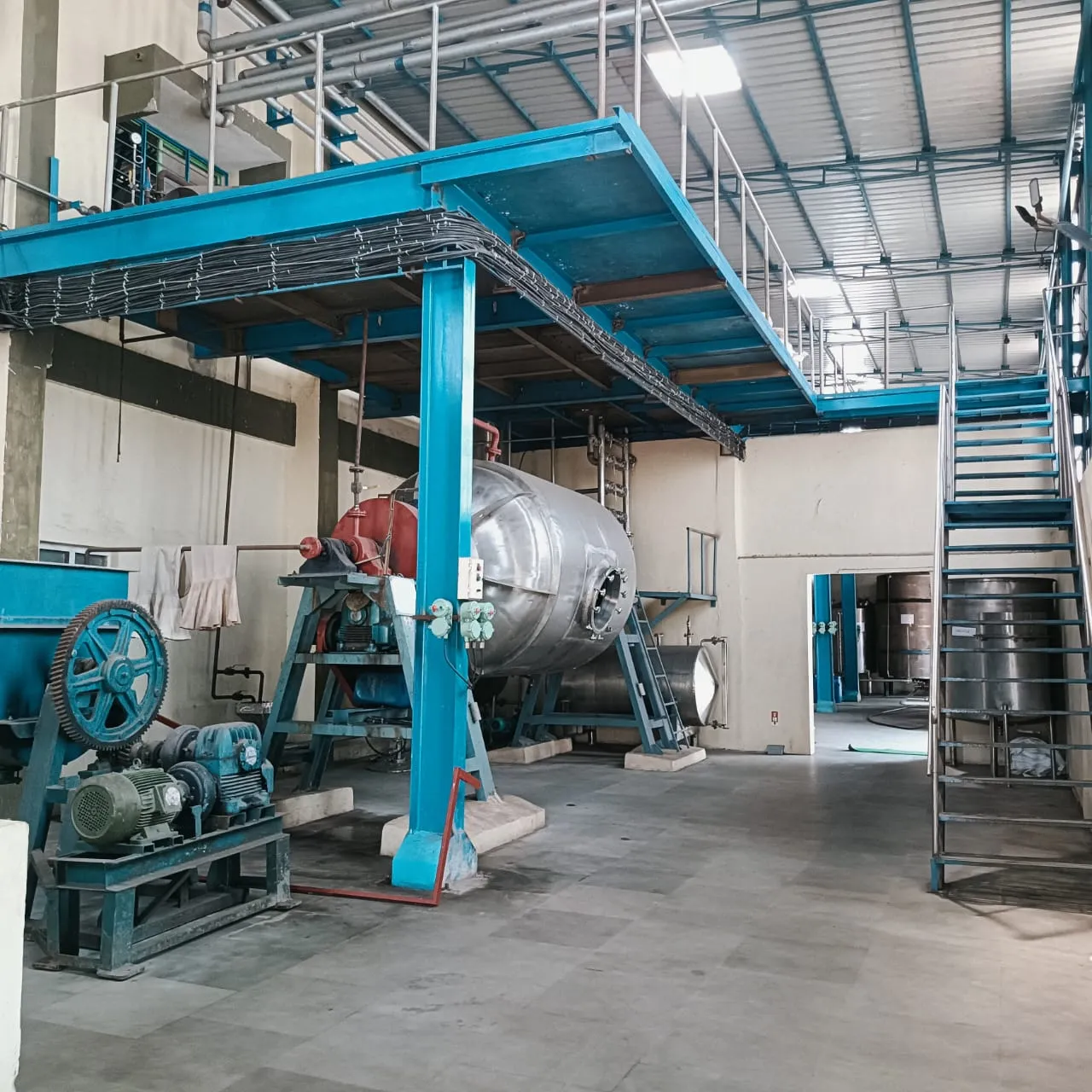 Horizontal stainless-steel extraction reactor