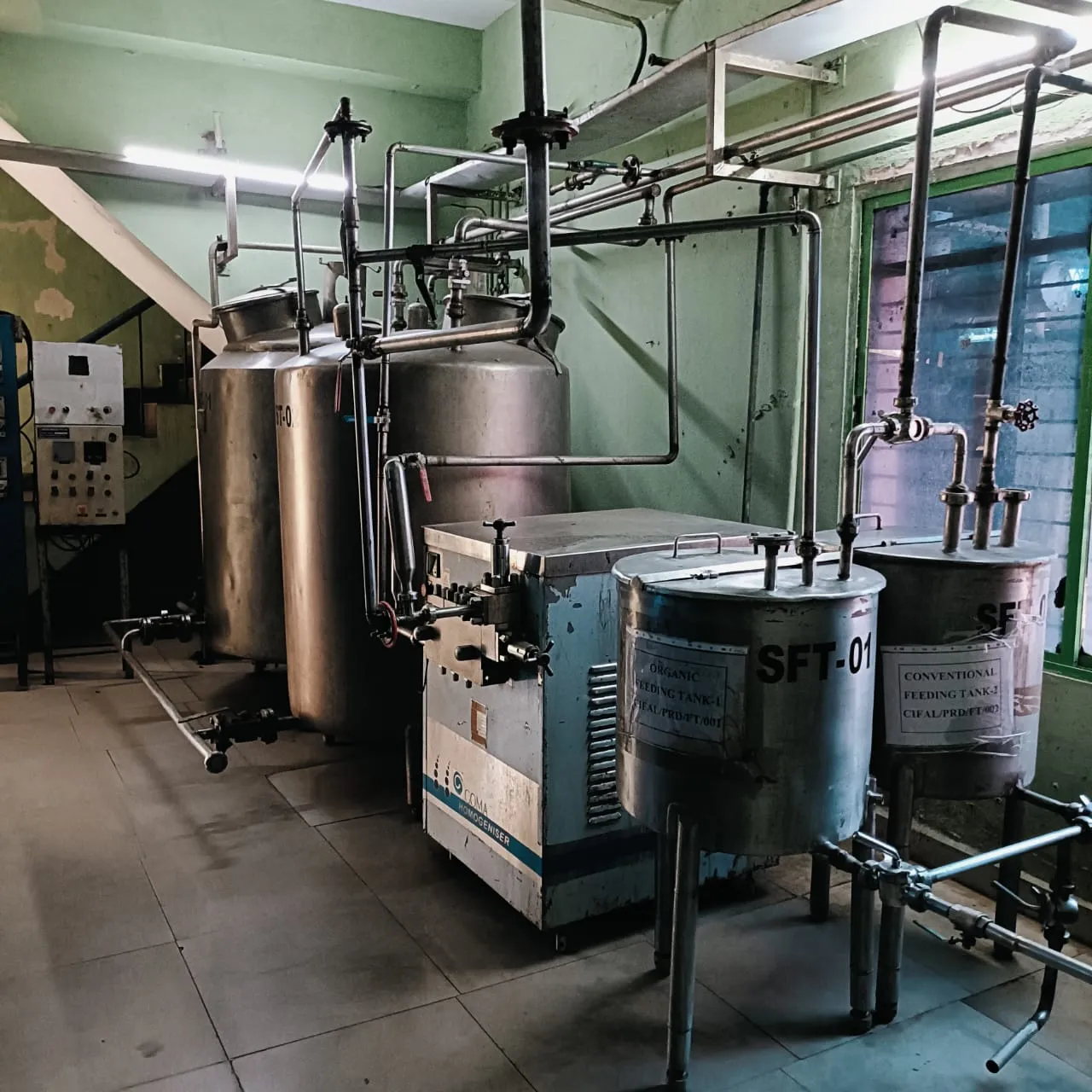 Organic and conventional feeding tanks for solvent recovery