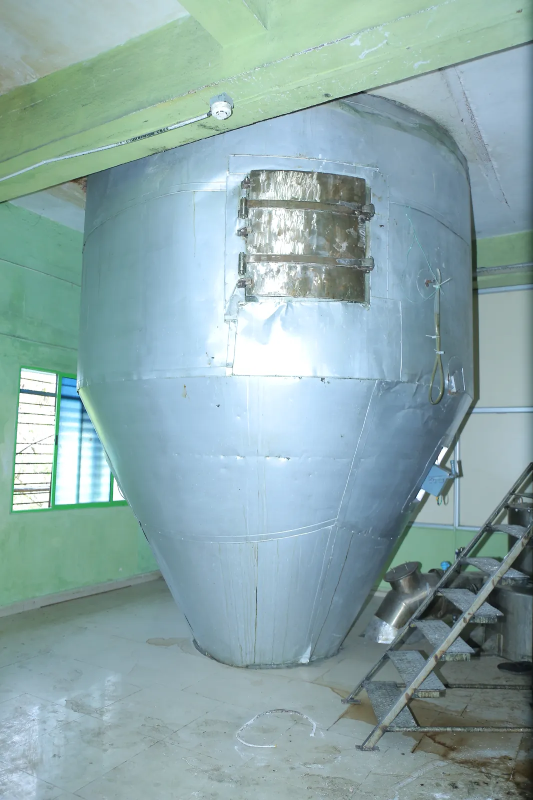 Spray dryer chamber used to produce free-flowing powders